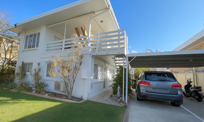 Surfers Paradise Apartment | Sunrise Apt 3 · Bright 1BR · Upstairs · Pool View