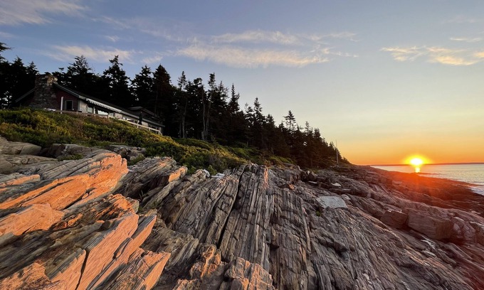 Bailey Island Cottage | Sunrise Cottage. Relaxing waterfront deck on the rocky shore of Bailey Island.