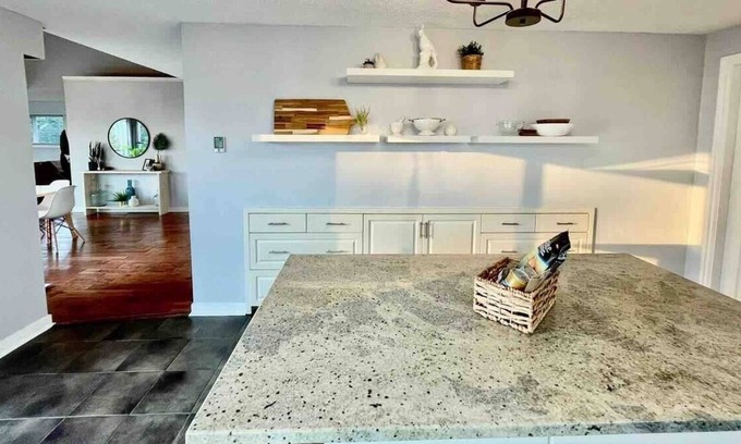 Colwood House | Sunrise Escape - Close to the BEACH!