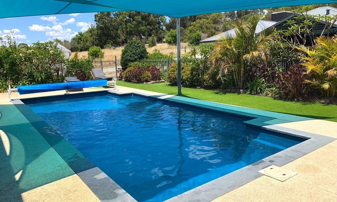 Wanneroo House | Sunrise Retreat -beautiful holiday home with shared pool