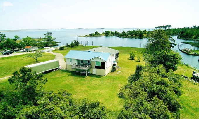 Cedar Island House | Sunrise & Sunset Vibrant Views of Harbor & Bay from Huge Entertainment Porch
