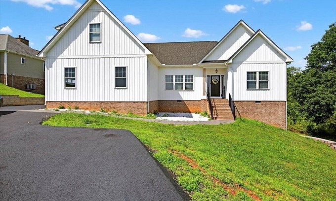 Orange House | Sunset Cove Waterfront, Sleeps 14, Open concept