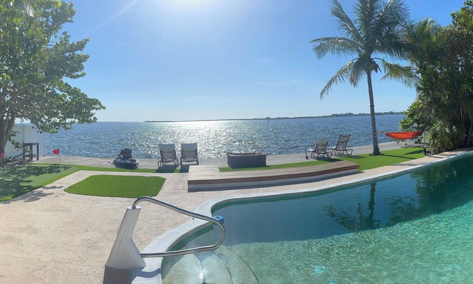 Bay Colony House | SUNSET HAVEN-AMAZING VIEWS-WATERFRONT POOL WITH PRIVACY-FISHING-PUTTING GREEN