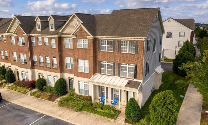 Villages of Five Points House | SUNSET POINT VILLA – 4BR, 2.5BA – Sleeps 8 – Community Pool - Short drive to Beach