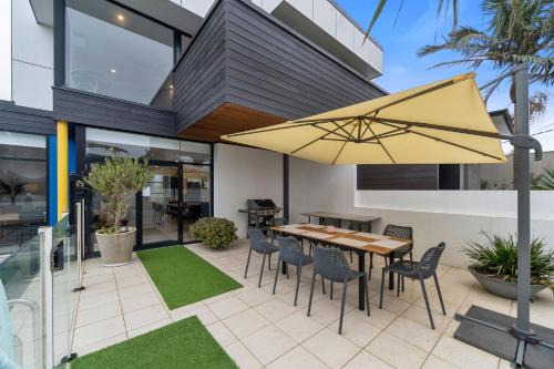 Mornington House | Sunset Seaside Sanctuary