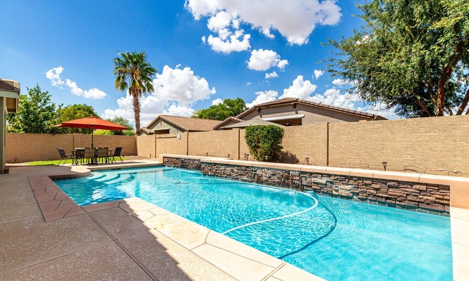Rovey Farm Estates House | Sunset Stadium Stay! 5 Min Drive to State Farm Stadium, Westgate, Top Golf
