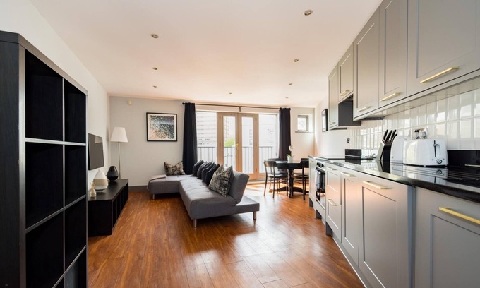 St. Mary's Park Apartment | Sunshine In My Mood – 2 Bedroom Flat in Battersea