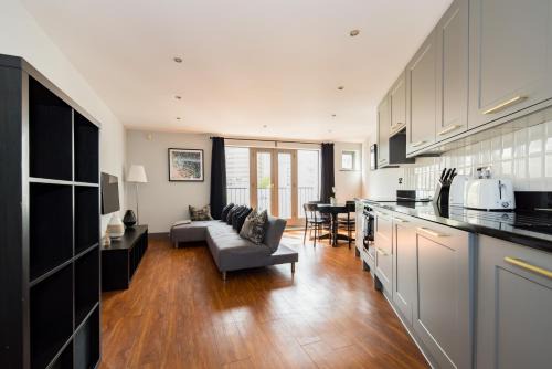 St. Mary's Park Apartment | Sunshine In My Mood - 2 Bedroom Flat in Battersea