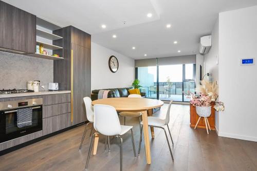 Sunshine Apartment | Sunview Modern 2-Bed with City Views