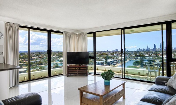 Mermaid Waters Apartment | Supa Sized 3 bedroom 2 bath