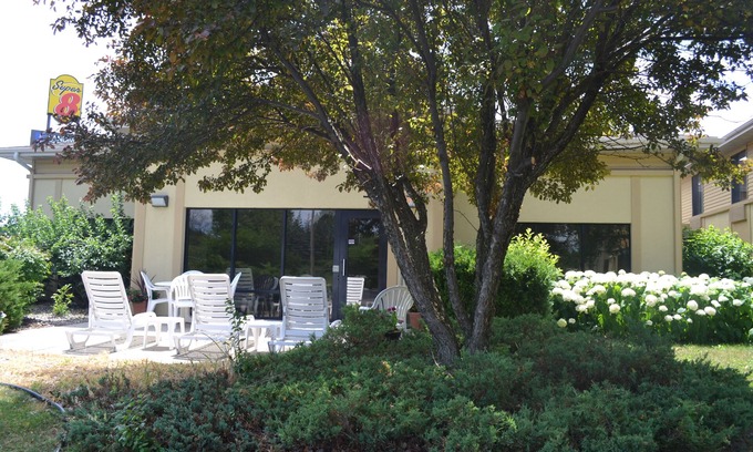 Village of Germantown Hotel | Super 8 by Wyndham Germantown/Milwaukee