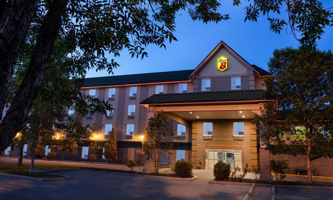 Southwest Calgary Hotel | Super 8 by Wyndham Calgary Shawnessy Area