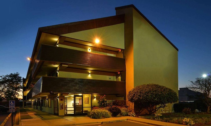 Deerfield Hotel | Super 8 by Wyndham Deerfield/Northbrook