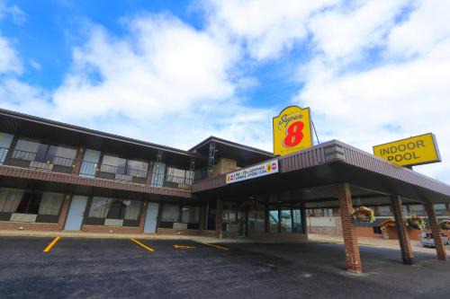 Hearst Hotel | Super 8 by Wyndham Hearst ON