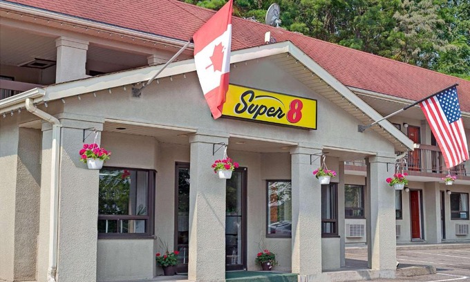 Silvertown Hotel | Super 8 by Wyndham Niagara Falls North