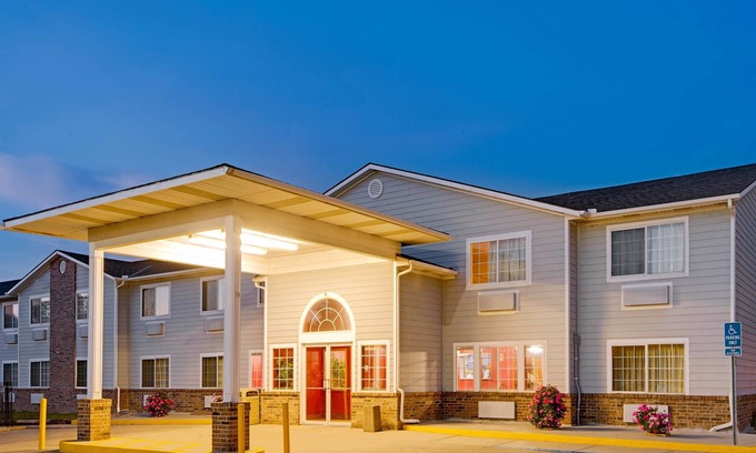 Riverside Hotel | Super 8 by Wyndham Riverside/Kansas City