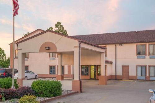 Vincennes Hotel | Super 8 by Wyndham Vincennes