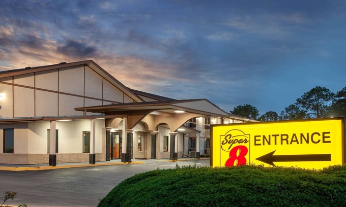 Waycross Hotel | Super 8 by Wyndham Waycross GA