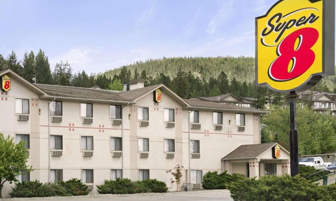 Williams Lake Hotel | Super 8 by Wyndham Williams Lake BC