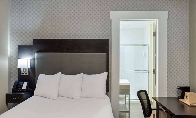 Tenderloin Hotel | Super 8 hotel room near Union Square and Moscone Convention Center