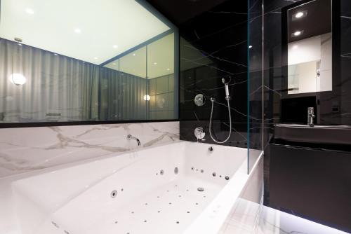Poznan City Center Apartment | Super-Apartamenty VIP Jacuzzi