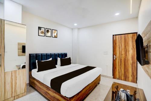 Delhi Hotel | Super Collection O Karkardooma Court Metro Station Formerly Hotel Lotus