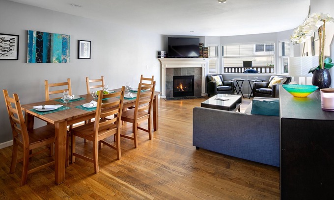 Magnolia House | Super Location, Free Parking, 3 Bedroom + Loft, 3.5 Ba, Sleeps 10, Tesla Charger
