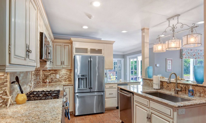 King City House | Super nice 4 bed/4 bath home, south end with private pool - near Village