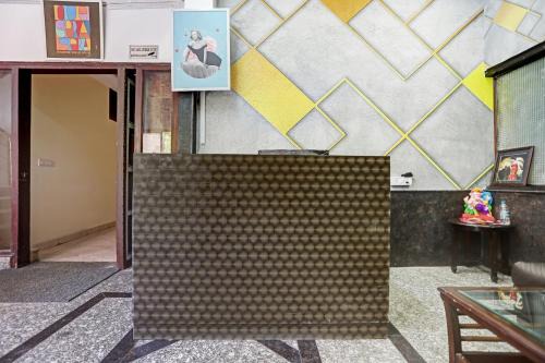Wazirpur Hotel | Super Townhouse Prakash continental Near Netaji Subhash Place Metro Station