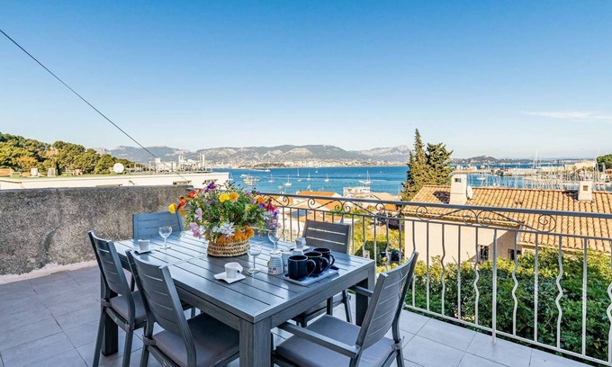 Saint-Mandrier-sur-Mer Apartment | Superb 2 bedroom apartment at the top of Villa
