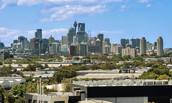 Mascot Apartment | Superb 3BR split-level penthouse with views, huge balcony, pool access