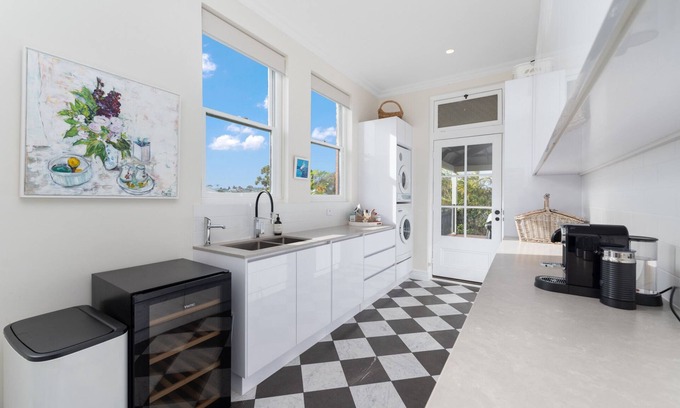 North Fremantle House | Superb 4-Bed Home with Impeccable Interiors & Pool