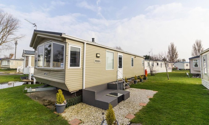 Walton on the Naze House | Superb 6 berth caravan with free WiFi at Naze Marine Holiday Park ref 17012CC