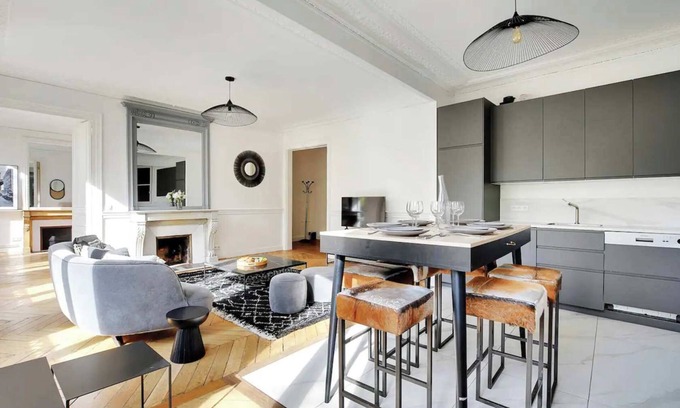 Quartier de la Roquette Apartment | Superb Apartment Center of Paris Le Marais 3 bdrs