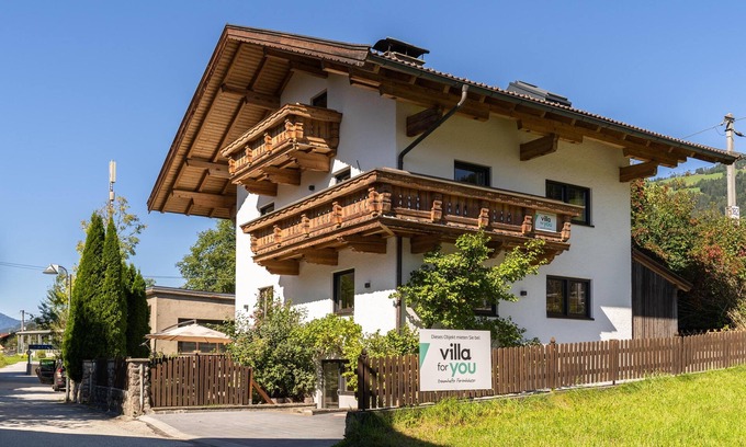 Hopfgarten Markt House | Superb group home 2 minutes' walk from the ski slope