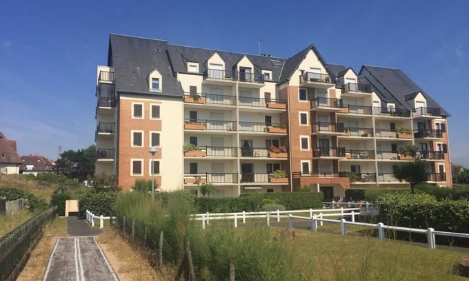 Cabourg Apartment | Superb F2 with sea view balcony - direct access to the beach - 4 people