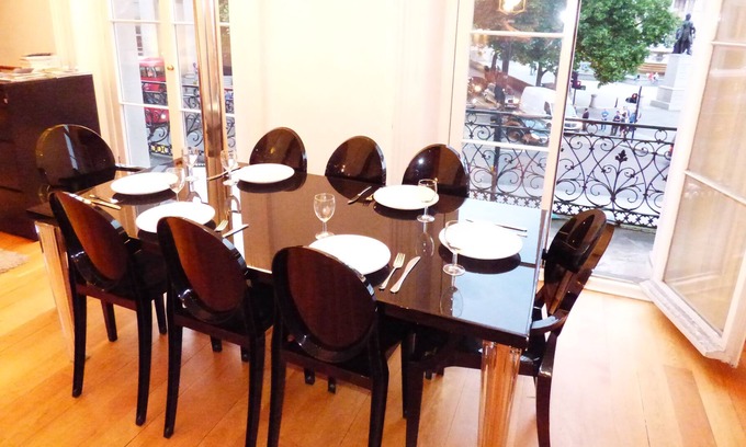 London City Centre Apartment | Superb flat on Trafalgar Square, views from all windows and balcony
