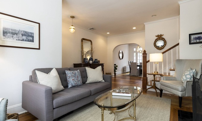 Georgetown House | Superb location, garage parking included