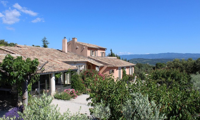 Saint-Saturnin-les-Apt Villa | Superb property with heated pool and breathtaking views!