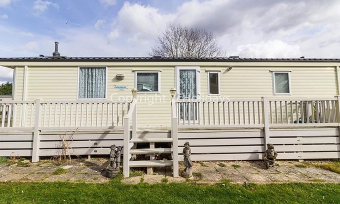Hopton House | Superb pet friendly caravan for hire at Breydon Water in Norfolk ref 10089B