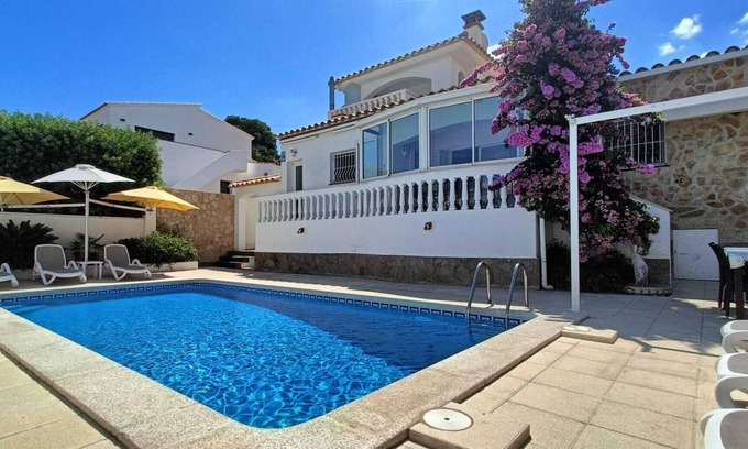 L'Escala House | Superb summer house with swimming pool, parking, wifi and air conditioning