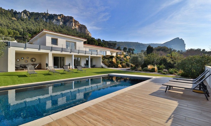 Cassis Villa | Superb villa with pool and sea view in Cassis for 12 people