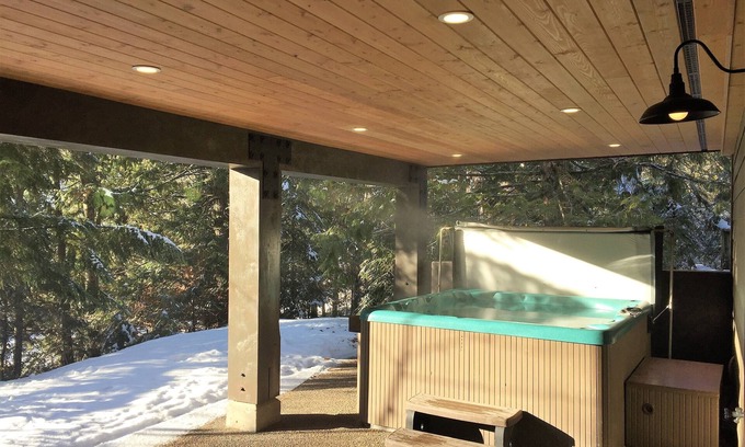 East Kootenay Ski Chalet | Superbly Decorated l Ski In/10 Min. Walk to the Lifts l Hot Tub l A/C