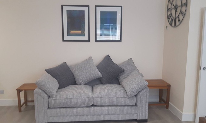 Horsham Apartment | Superbly located executive apartment.