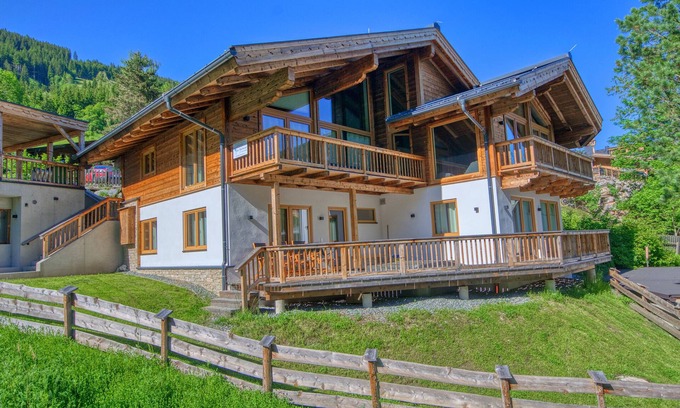 Zell am See House | superior Chalet - 50m to Skilift