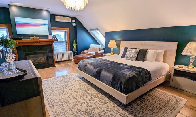 Endion House | Superior Suite w/Jacuzzi & Sauna