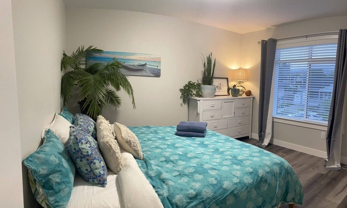 South Central House | SUPREME LOCATION, Right Downtown Walk to Beaches & Restaurants. Tranquil Patio