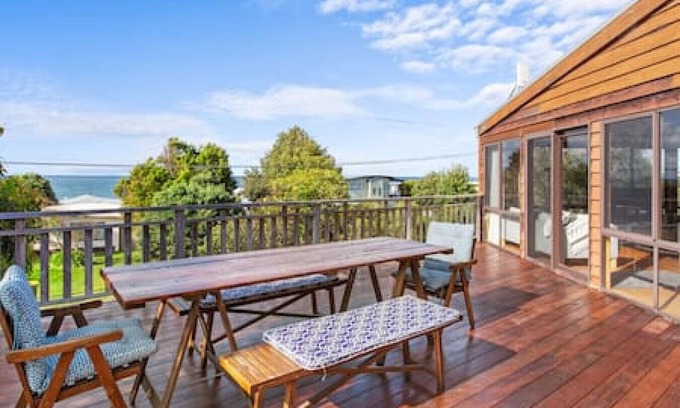 Skenes Creek House | Surf Lodge - deck with views