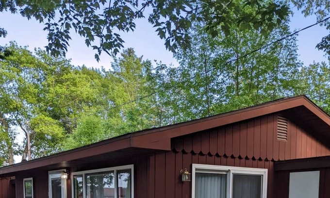 Oscoda House | (Surfside #1) 2BR Beach Access On Lake Huron