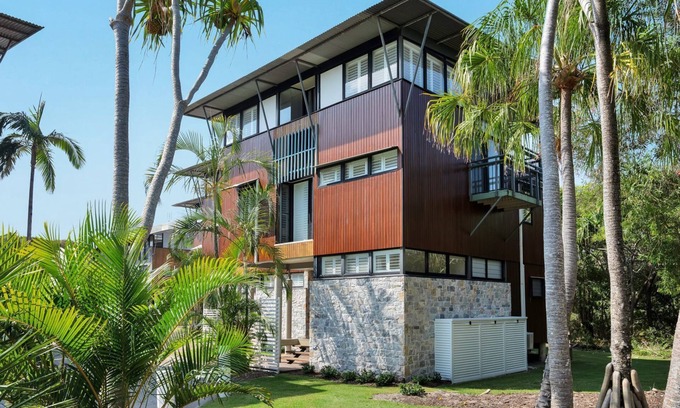 Rainbow Beach House | Surfside Beach House 17 - Rainbow Shores. Swimming pool, two minute walk to beach, air conditioning